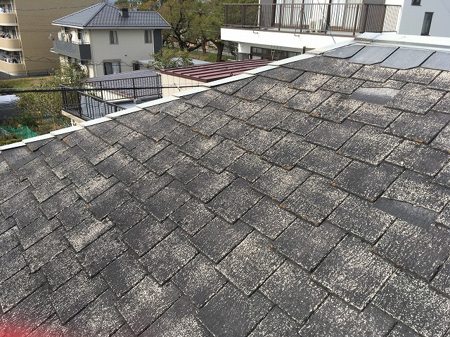 各務原市でアーバニー屋根の棟板金を調査、シーリングの経年劣化や強風被害が発生しやすい箇所です